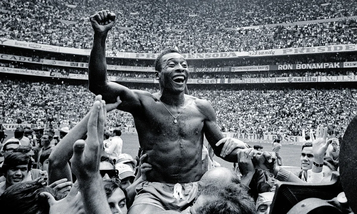Pelé 1970 Meksika Dünya Kupası'nda şampiyonluğu kutluyor