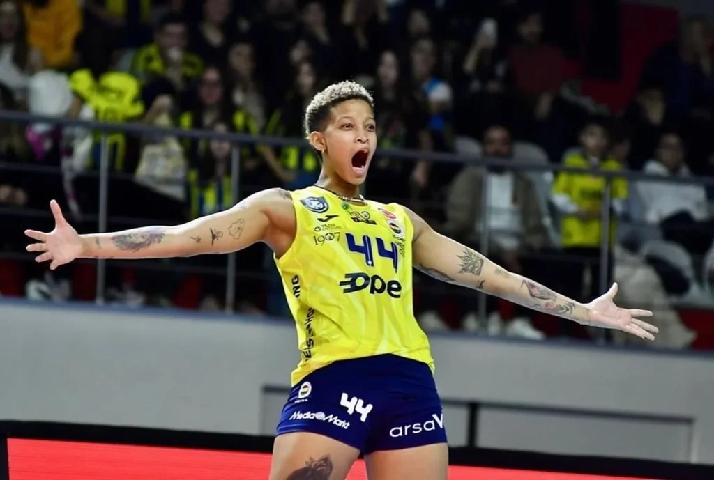 Fenerbahçe'nin 44 numaralı pasör çaprazı sahada sayı sevinci yaşıyor
